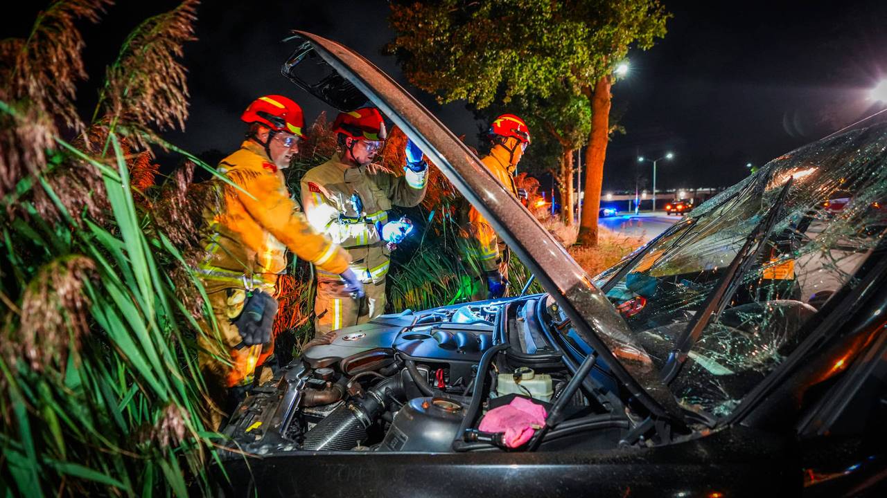 Auto botst vliegt uit de bocht en tegen boom in Helmond (foto: Persbureau Heitink).