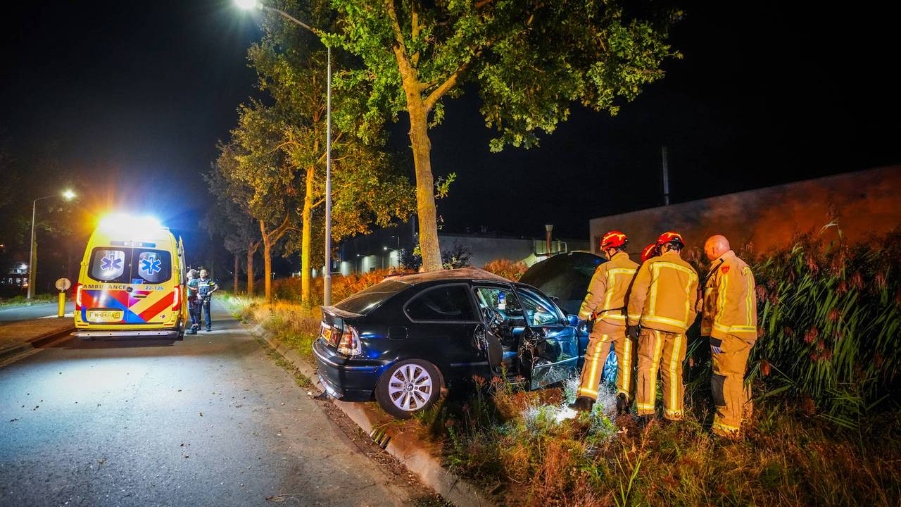 Auto botst vliegt uit de bocht en tegen boom in Helmond (foto: Persbureau Heitink).