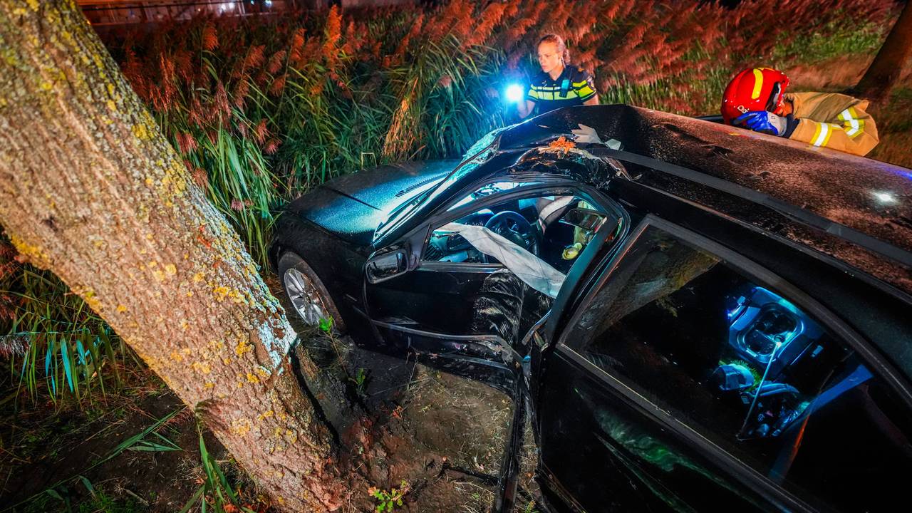 Auto botst vliegt uit de bocht en tegen boom in Helmond (foto: Persbureau Heitink).