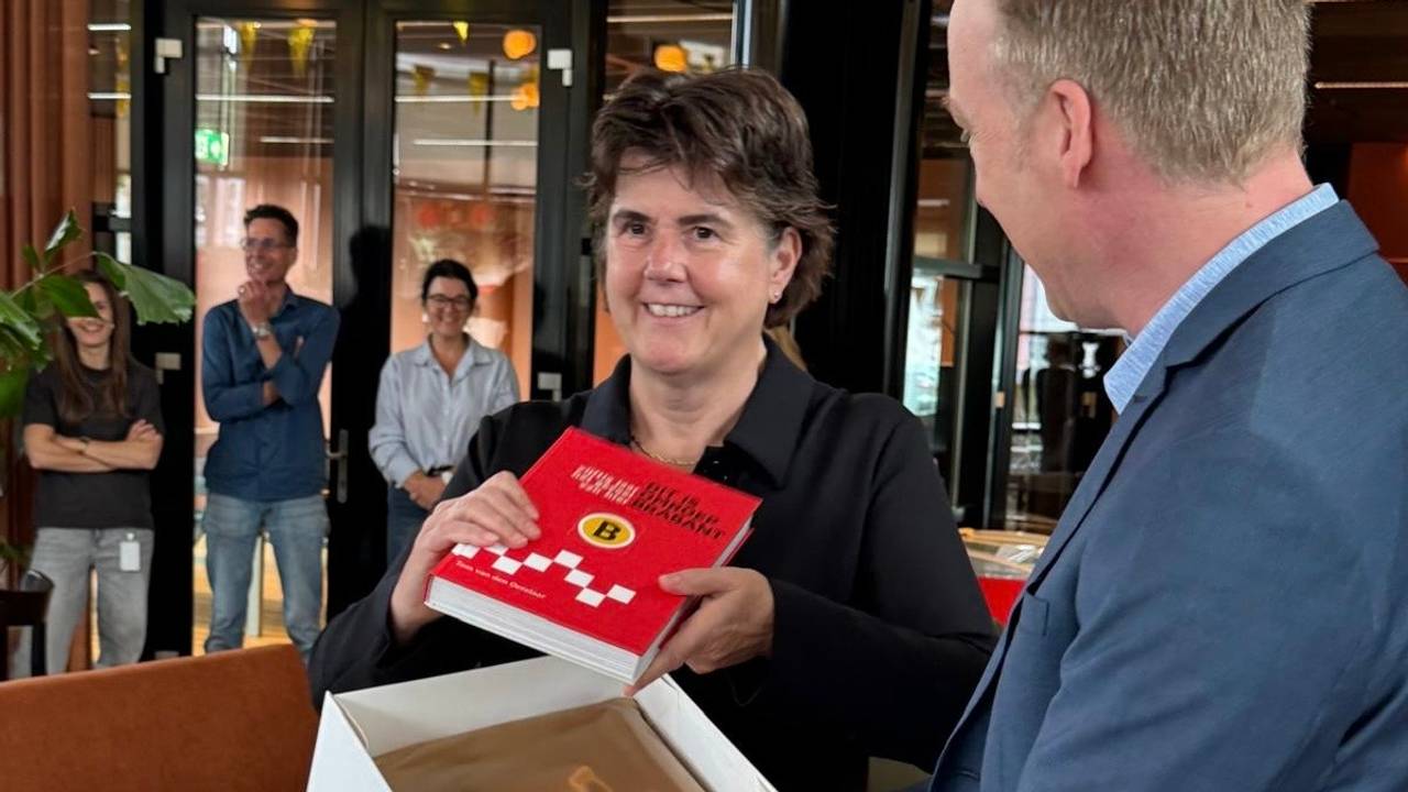 Commissaris van de Koning Ida Adema krijgt eerste exemplaar van het boek (foto: Omroep Brabant).