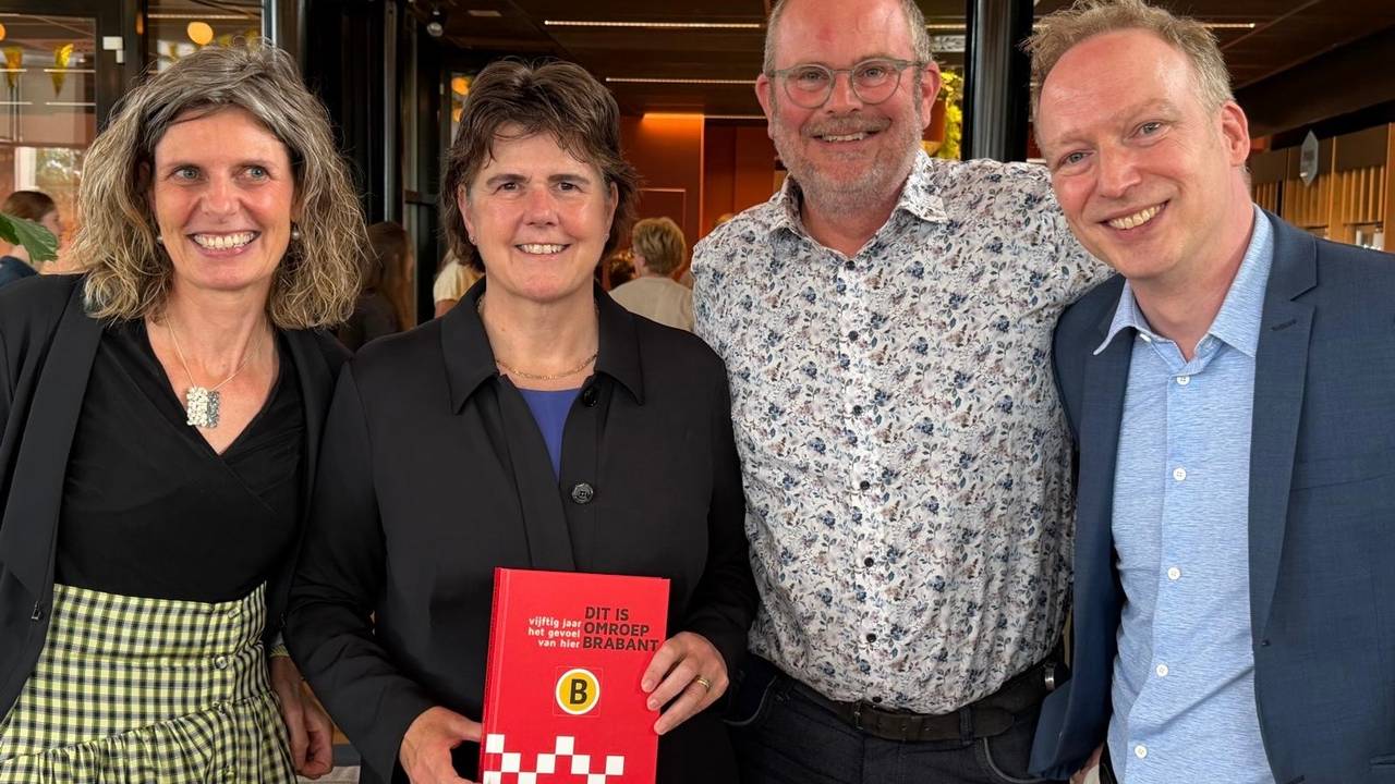 VLNR:Directeur Hanneke Koppers, Commissaris van de Koning Ina Adema, Hoofdredacteur Renzo Veenstra en auteur Tom van den Oetelaar (foto: Omroep Brabant)