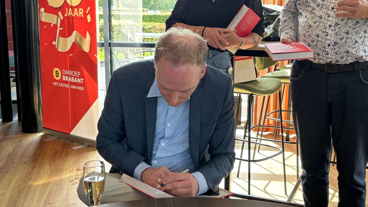 Tom van den Oetelaar signeert zijn boek over 50 jaar Omroep Brabant (foto: Omroep Brabant).