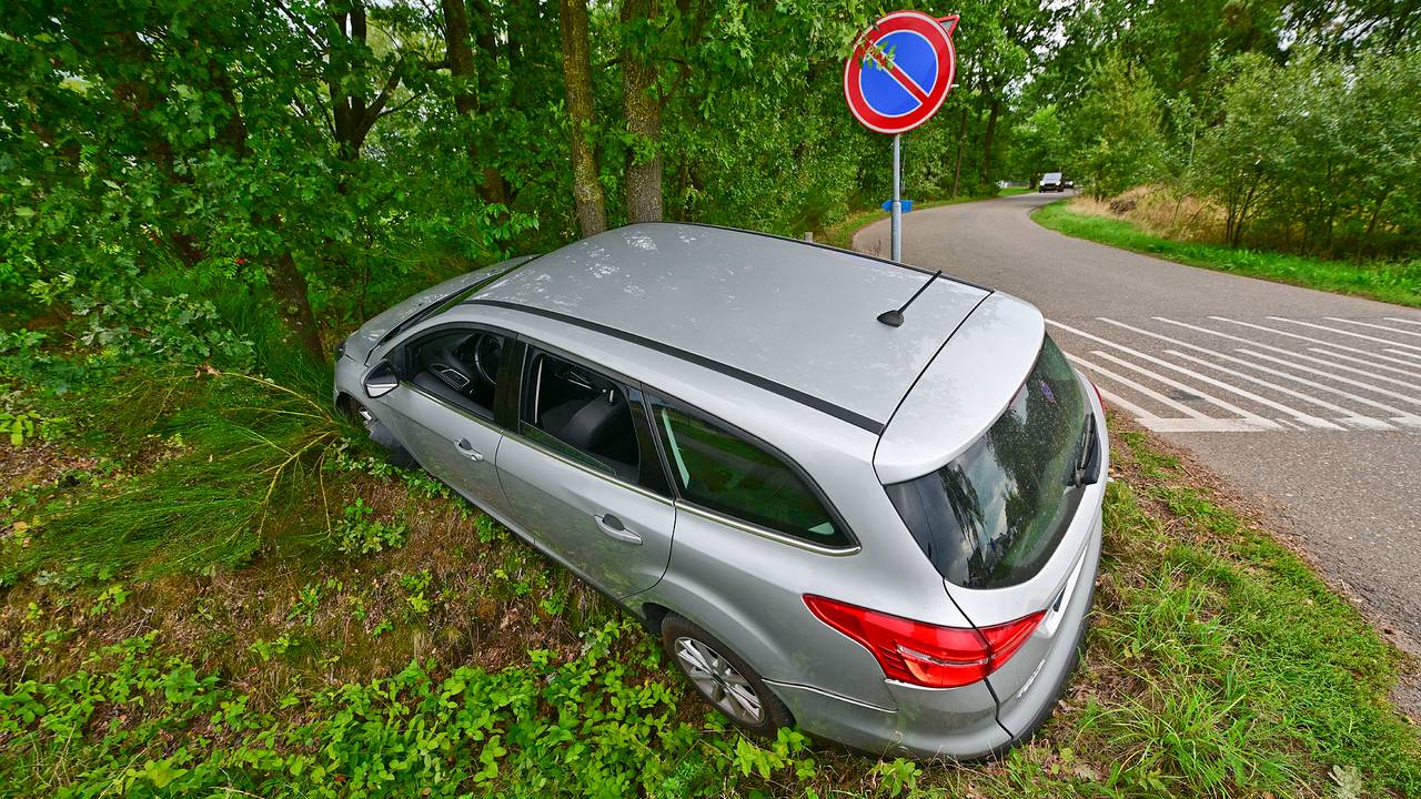 Een man is woensdag tegen een boom gereden in Westerhoven (foto: Rico Vogels/Persbureau Heitink).