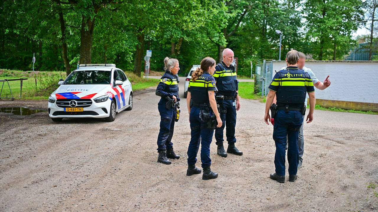 Een man is woensdag tegen een boom gereden in Westerhoven (foto: Rico Vogels/Persbureau Heitink).