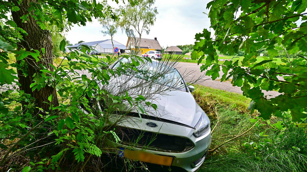 Een man is woensdag tegen een boom gereden in Westerhoven (foto: Rico Vogels/Persbureau Heitink).