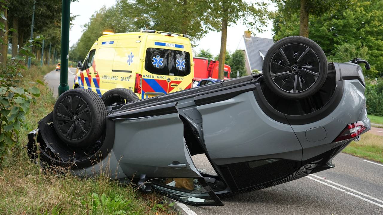 Een gloednieuwe auto belandde op zijn kop in Dongen (foto: Jeroen Stuve/Persbureau Heitink).