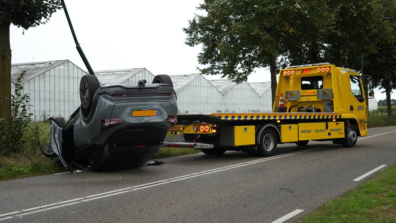 Een gloednieuwe auto belandde op zijn kop in Dongen (foto: Jeroen Stuve/Persbureau Heitink).
