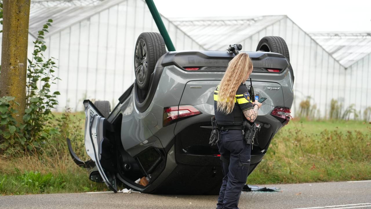 Een gloednieuwe auto belandde op zijn kop in Dongen (foto: Jeroen Stuve/Persbureau Heitink).