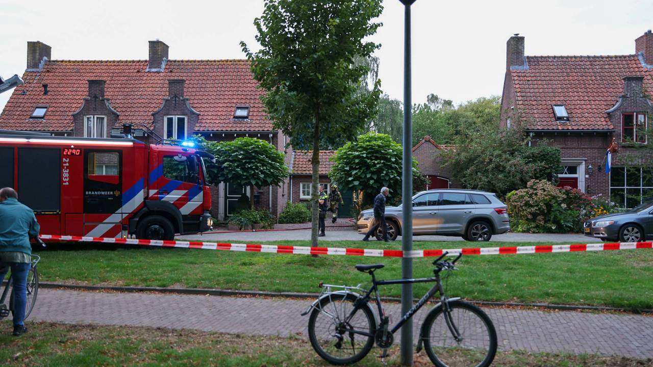 Een schuurbrand zorgde in Uden voor veel rook (foto: Addy Smits/Persbureau Heitink).