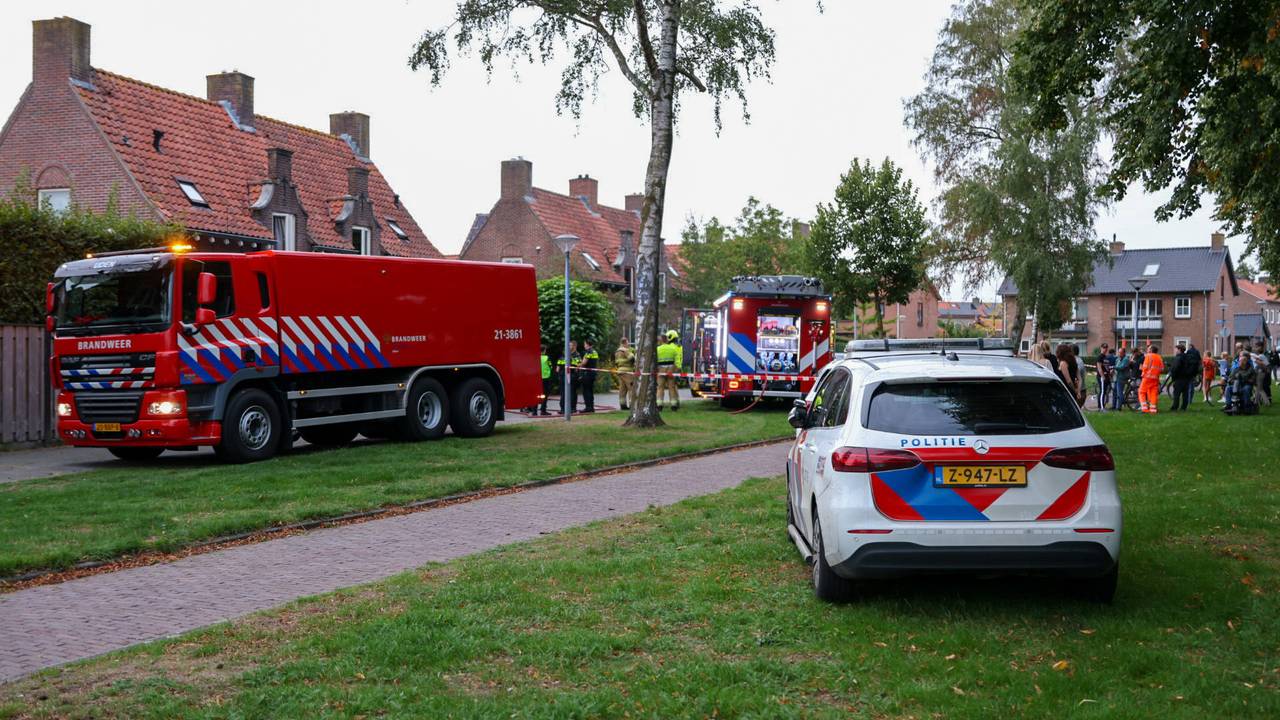 Een schuurbrand zorgde in Uden voor veel rook (foto: Addy Smits/Persbureau Heitink).