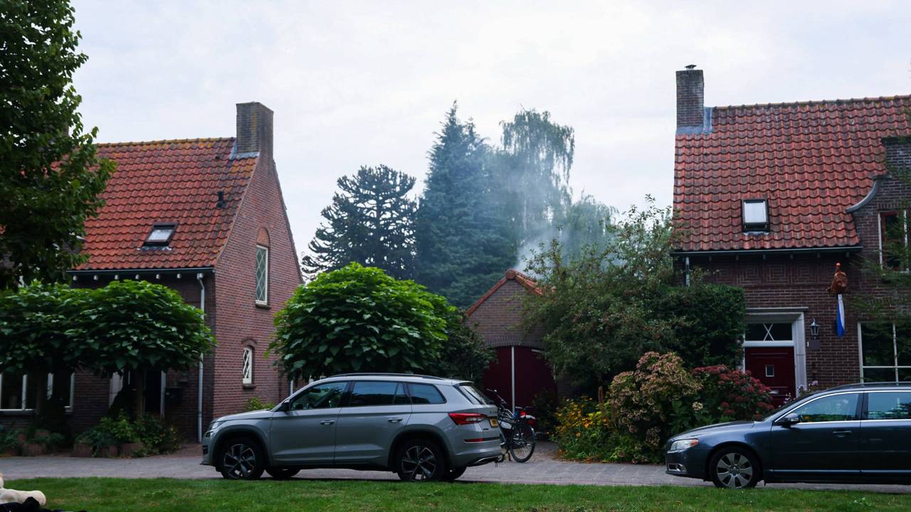 Een schuurbrand zorgde in Uden voor veel rook (foto: Addy Smits/Persbureau Heitink).