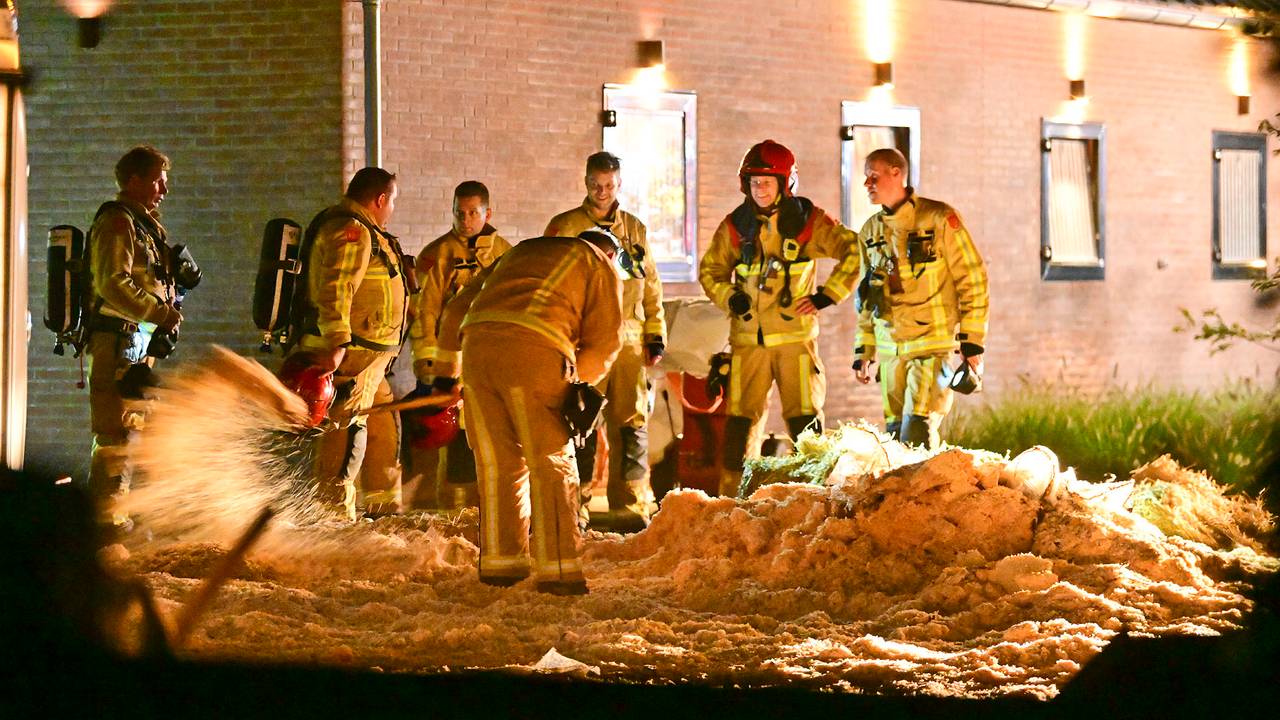 Er woedde woensdagavond een brand in een stal in Sterksel (foto: Rico Vogels/Persbureau Heitink).