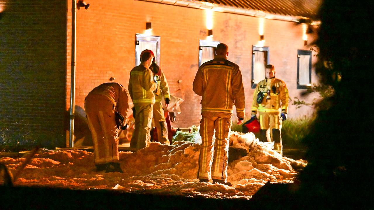 Er woedde woensdagavond een brand in een stal in Sterksel (foto: Rico Vogels/Persbureau Heitink).