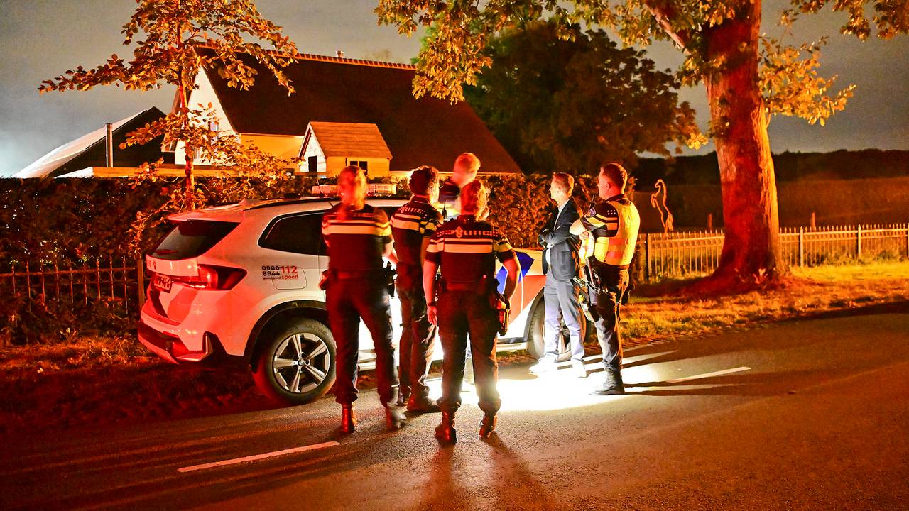 Er woedde woensdagavond een brand in een stal in Sterksel (foto: Rico Vogels/Persbureau Heitink).