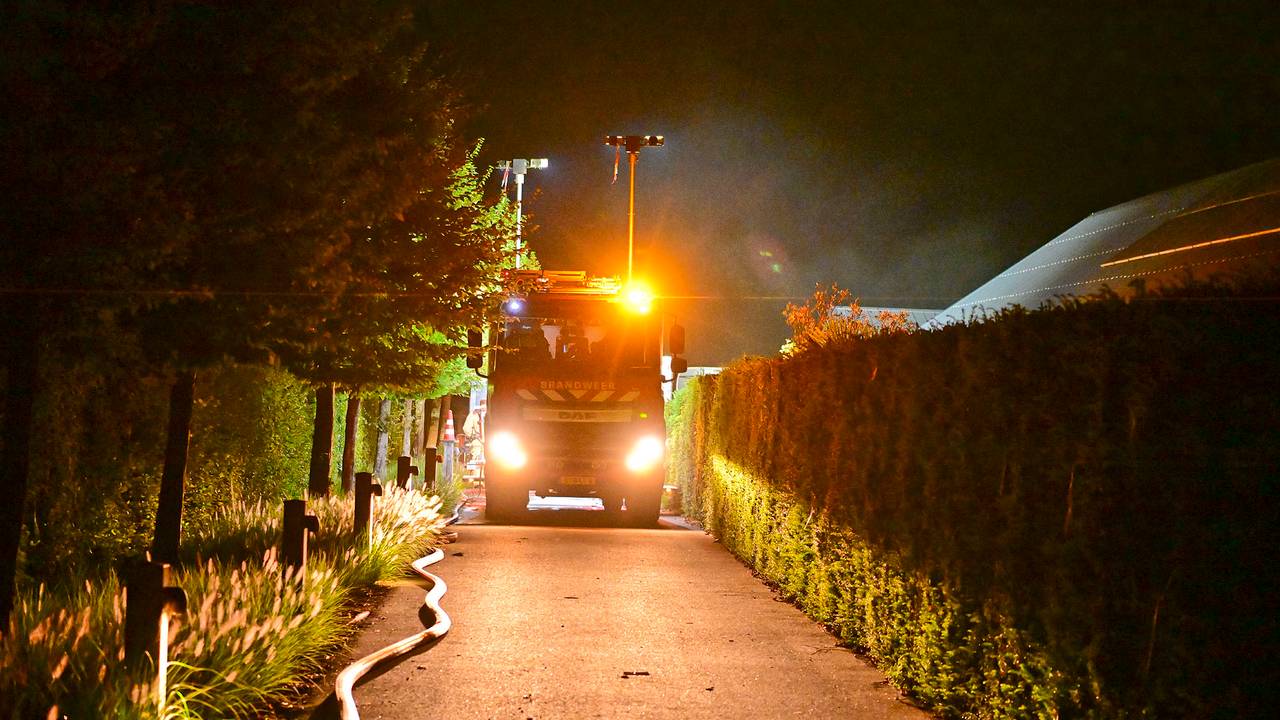 Er woedde woensdagavond een brand in een stal in Sterksel (foto: Rico Vogels/Persbureau Heitink).