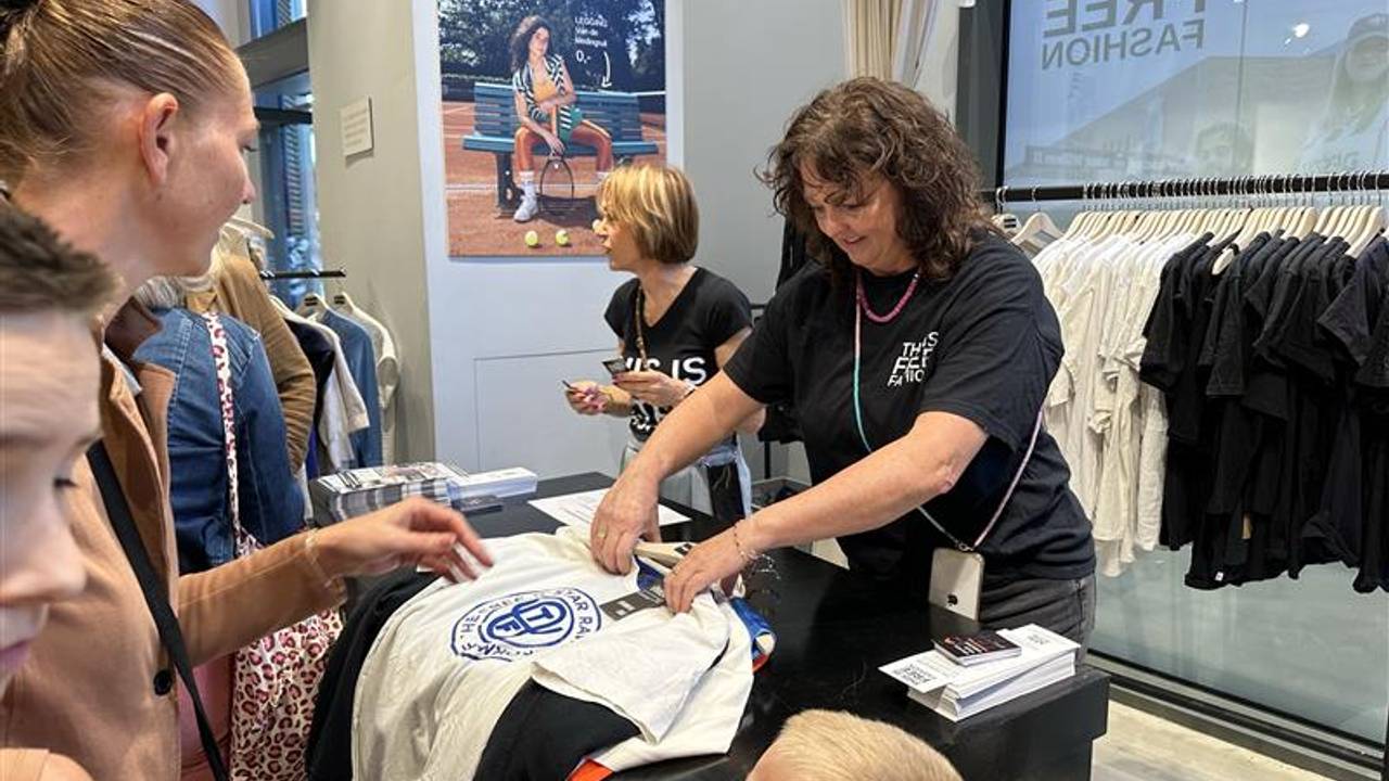 De gratis kleding valt in de smaak (foto: Floortje Steigenga).