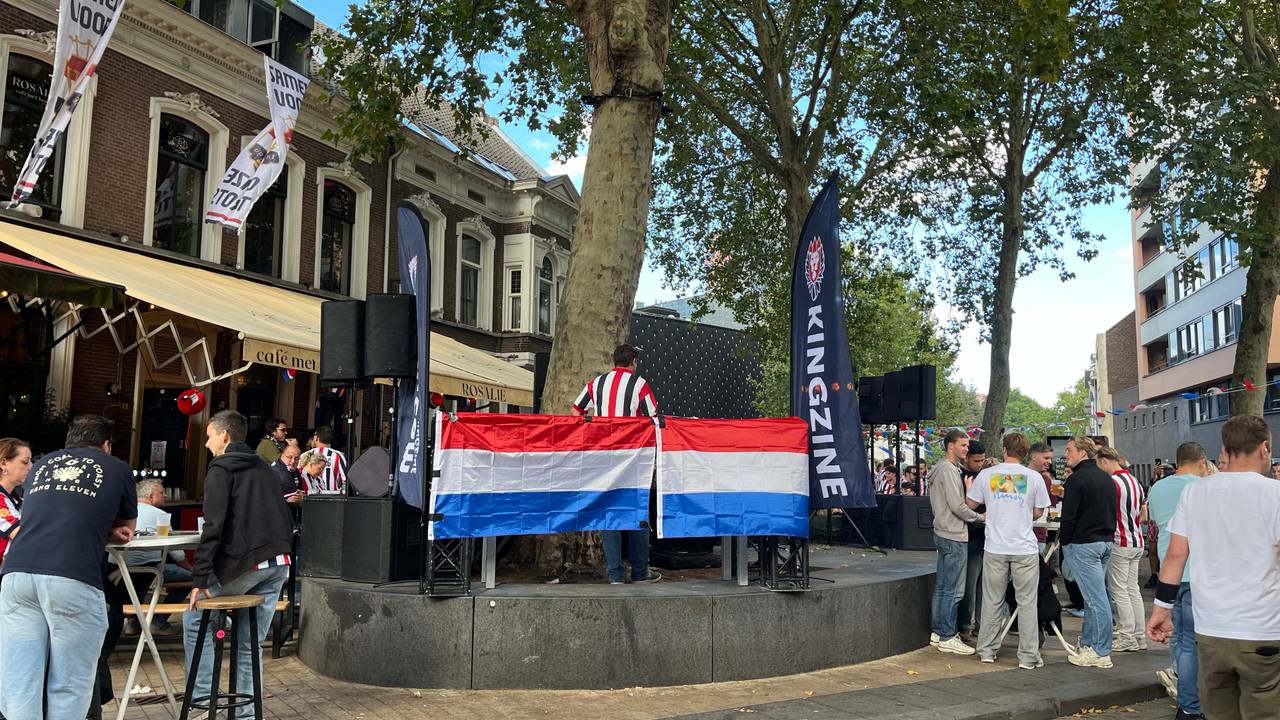 De supporters maken zich klaar voor de wedstrijd (foto: Floortje Steigenga). 