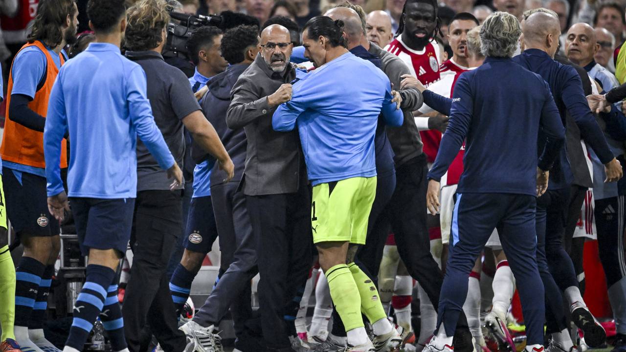 Peter Bosz stond middenin het opstootje langs het veld tijdens Ajax - PSV (1-3) (foto: ANP)