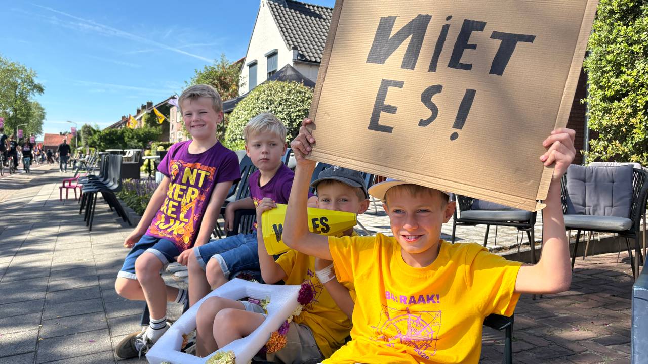 Jonge fans moedigen aan (foto: Manon Snoeren).