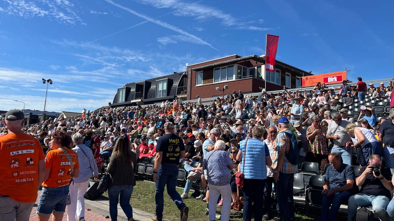 De hoofdtribune loopt vol (foto: Floortje Steigenga).