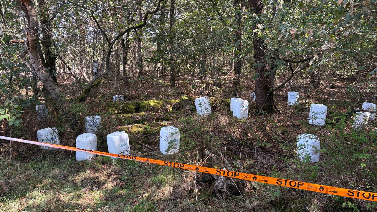 18 vaten chemisch afval gedumpt in buitgebied Baarle-Nassau (foto: Persbureau Heitink/Jeroen Stuve). 