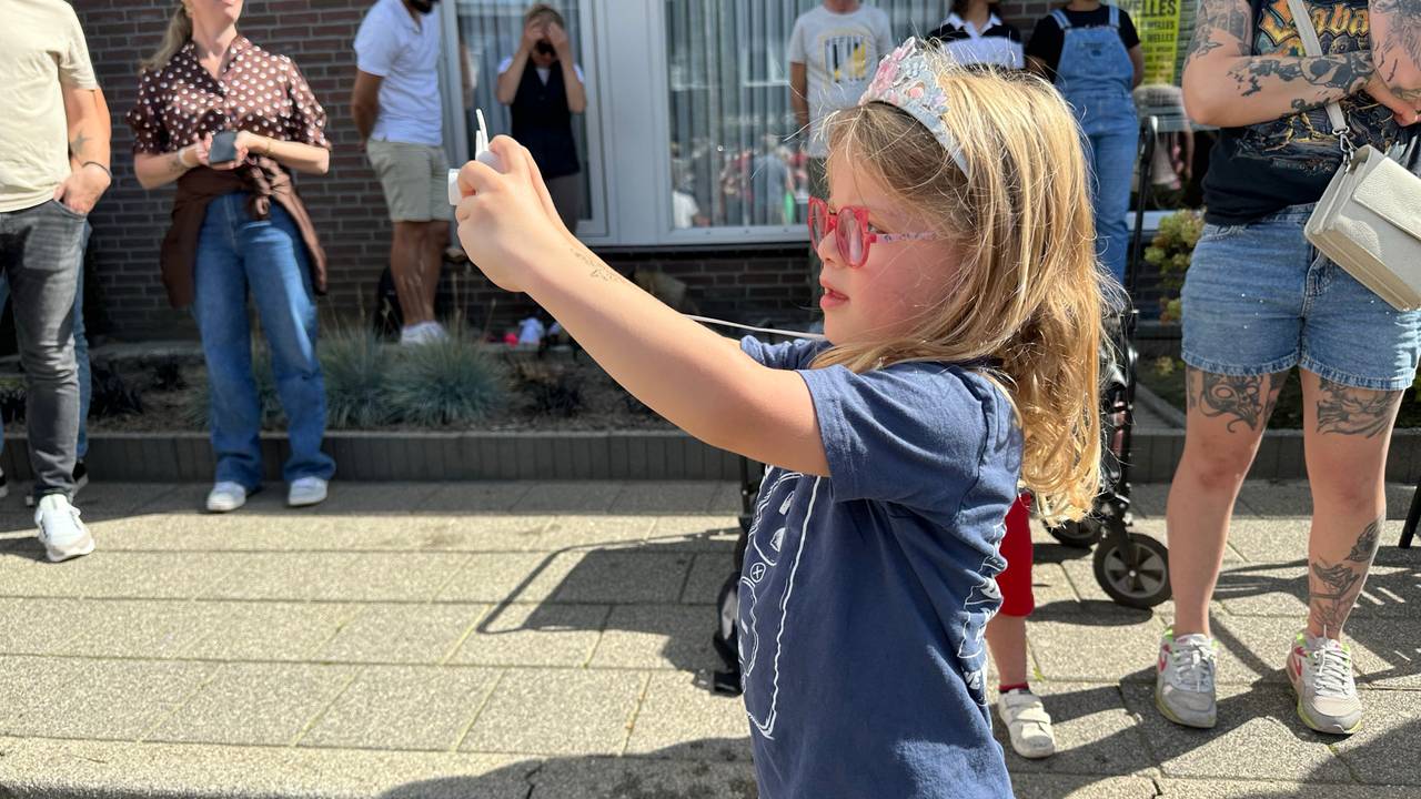 Deze kleine supporter wil niks missen (foto: Floortje Steigenga).