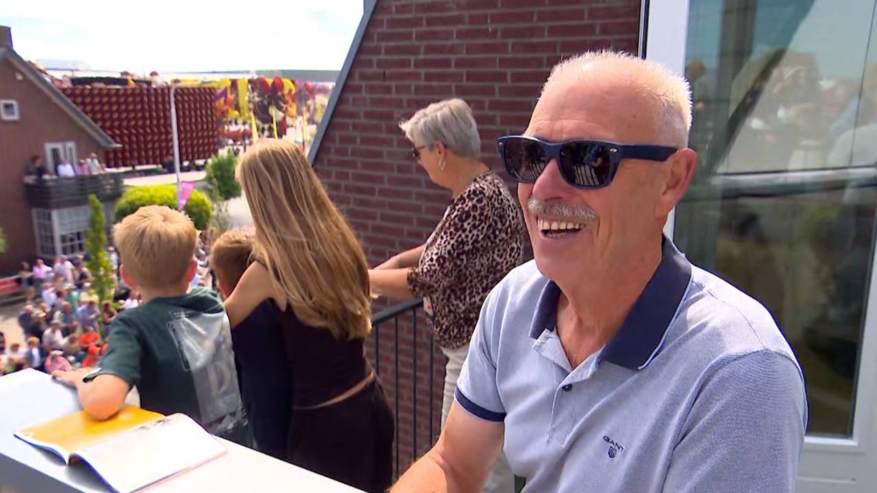 Wil geniet vanaf zijn balkon (foto: Floortje Steigenga).