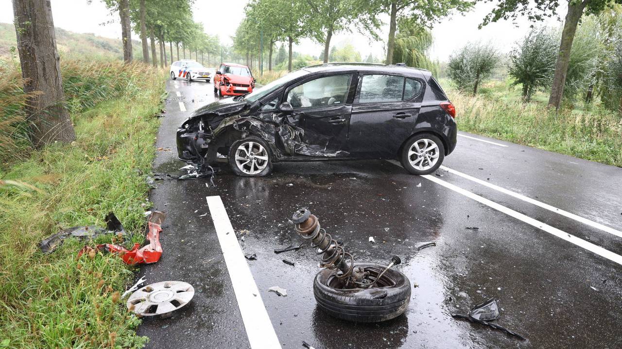 Auto's botsen in Linden, weg bezaaid met brokstukken