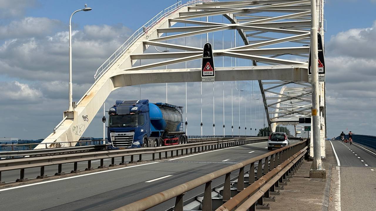 Nog steeds honderden vrachtwagens per dag over Merwedebrug ondanks verbod