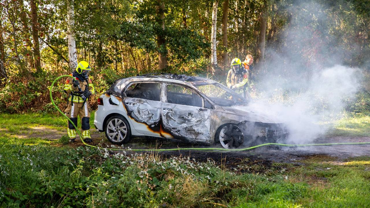Auto brandt uit op een zandweg, brandweer kan wagen niet meer redden