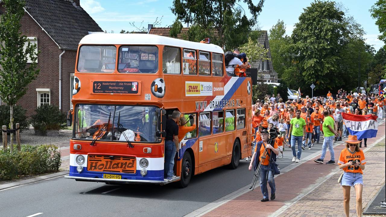 Honderden mensen onthalen Oranjebus in Chaam na maandenlange tocht