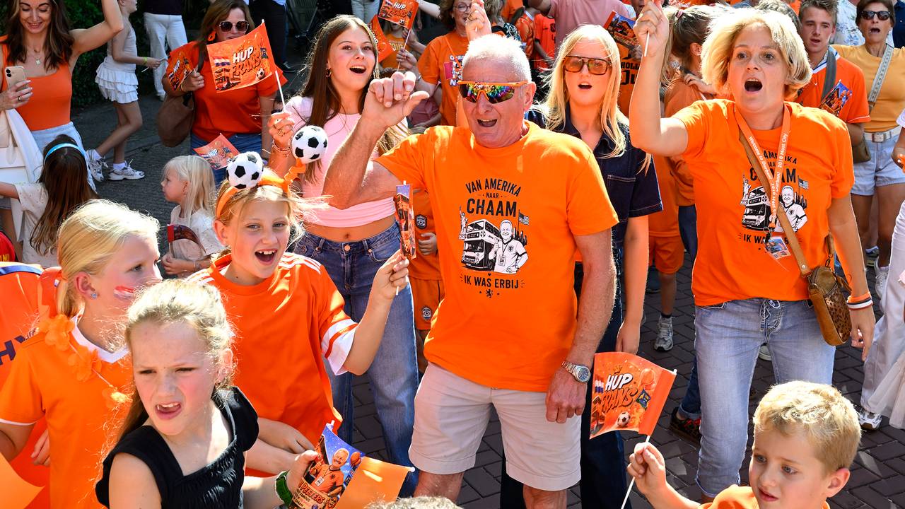 Chauffeur Frans Peeters genoot van het onthaal in Chaam (foto: Erald van der Aa).