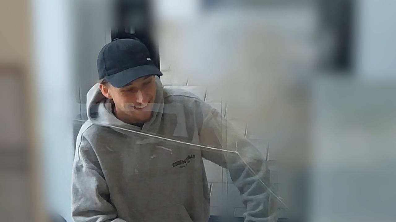 De man die de vrachtlading schoenen steelt