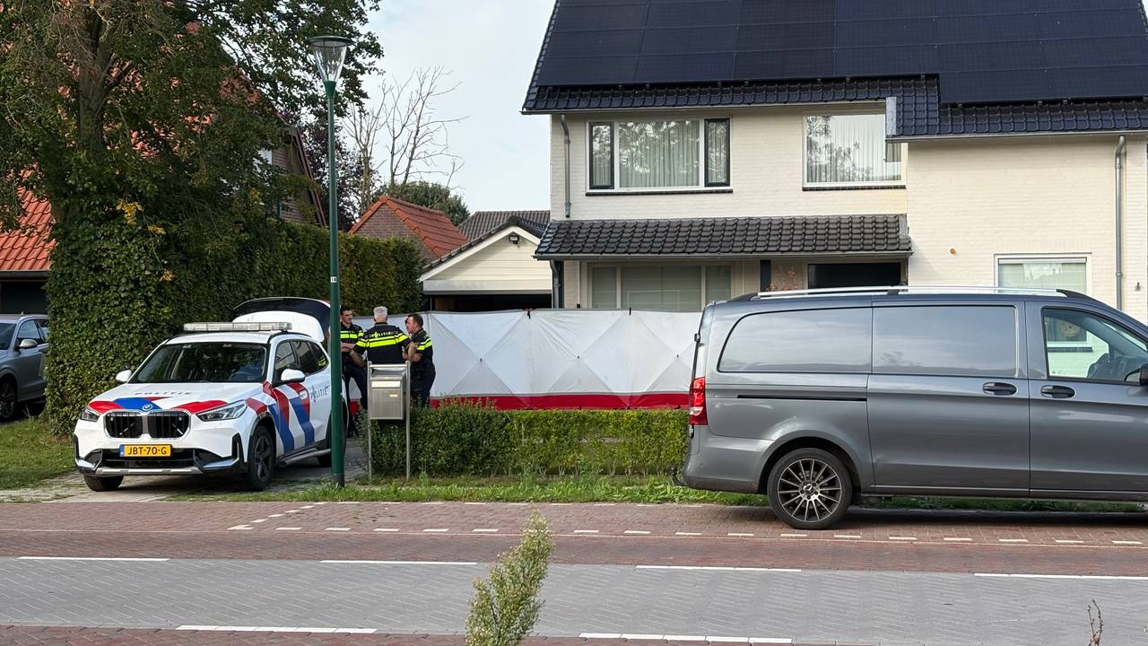 De politie onderzoekt de dood van een man in Heeswijk-Dinther (foto: Omroep Brabant).