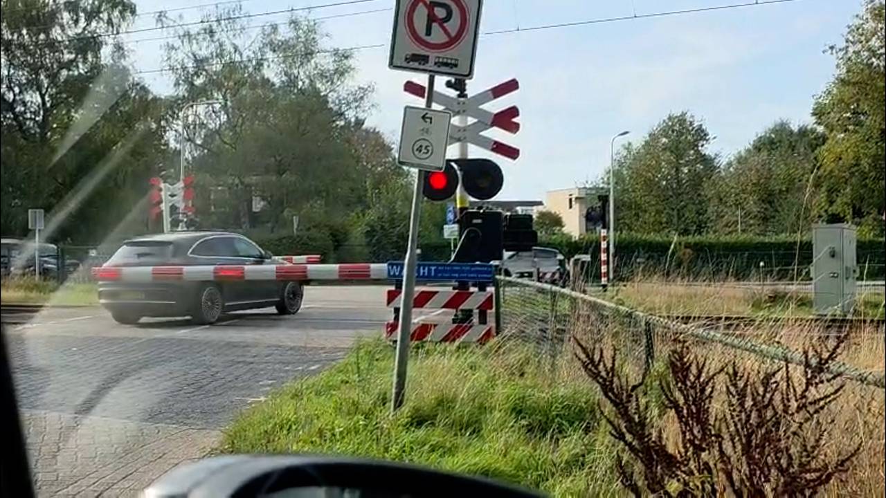 Automobilisten en fietsers negeren dichte spoorbomen: 'Onverantwoord'