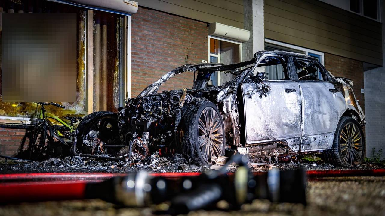 Voor de 2e keer auto in brand gestoken Oss (foto: Lucas Lammers / Persbureau Heitink).