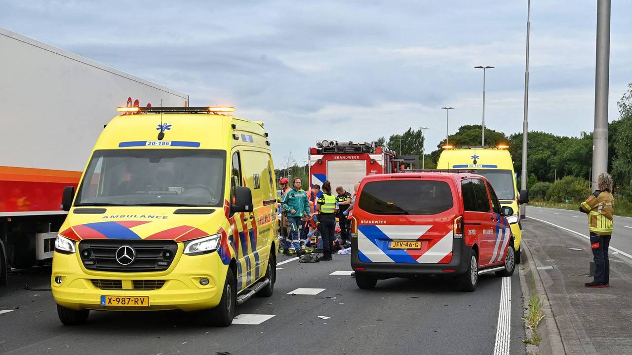 Ernstige botsing tussen vrachtwagen en auto in Tilburg (foto: Toby de Kort/Persbureau Heitink).