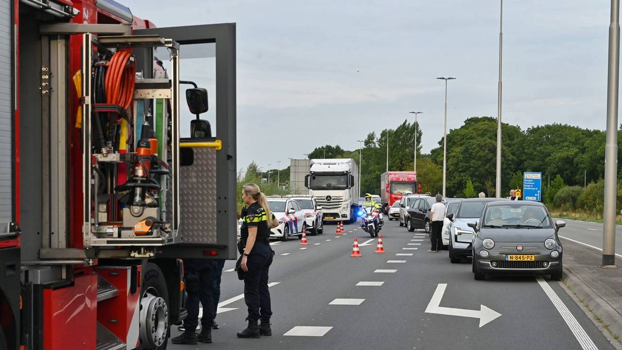 Zwaargewonde bij ernstige botsing tussen vrachtwagen en auto in Tilburg