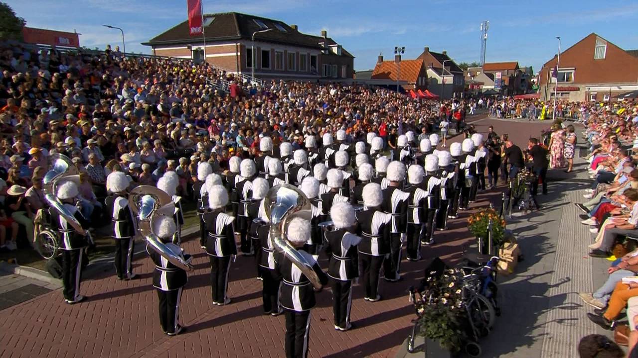 Fanfare ontvangt oorkonde (foto: Omroep Brabant).