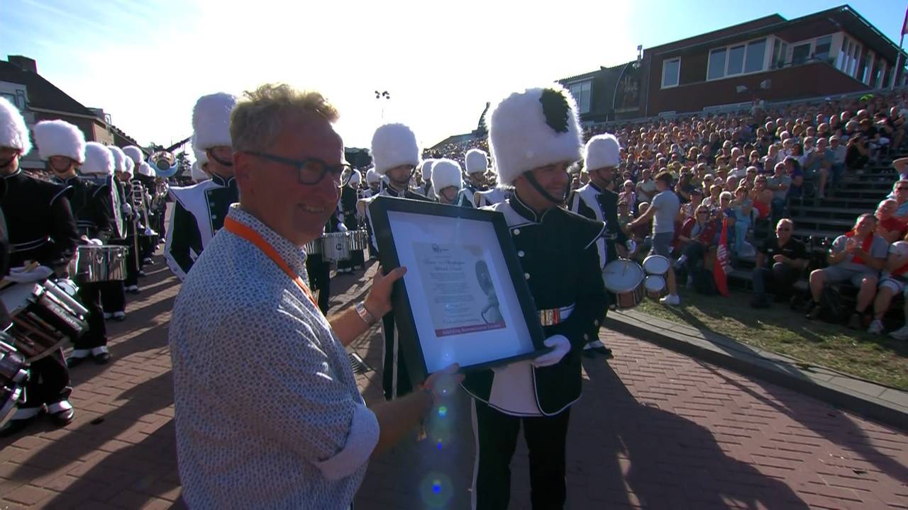 Fanfare ontvangt oorkonde (foto: Omroep Brabant).