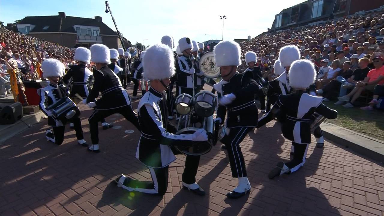 Fanfare ontvangt oorkonde (foto: Omroep Brabant).