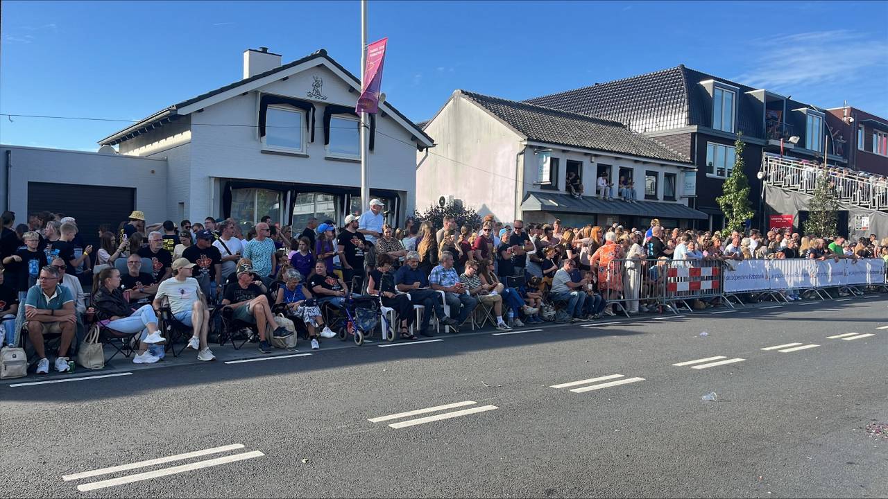 Iedereen wacht met spanning af tot de tweede doorkomst begint! (foto: Floortje Steigenga).