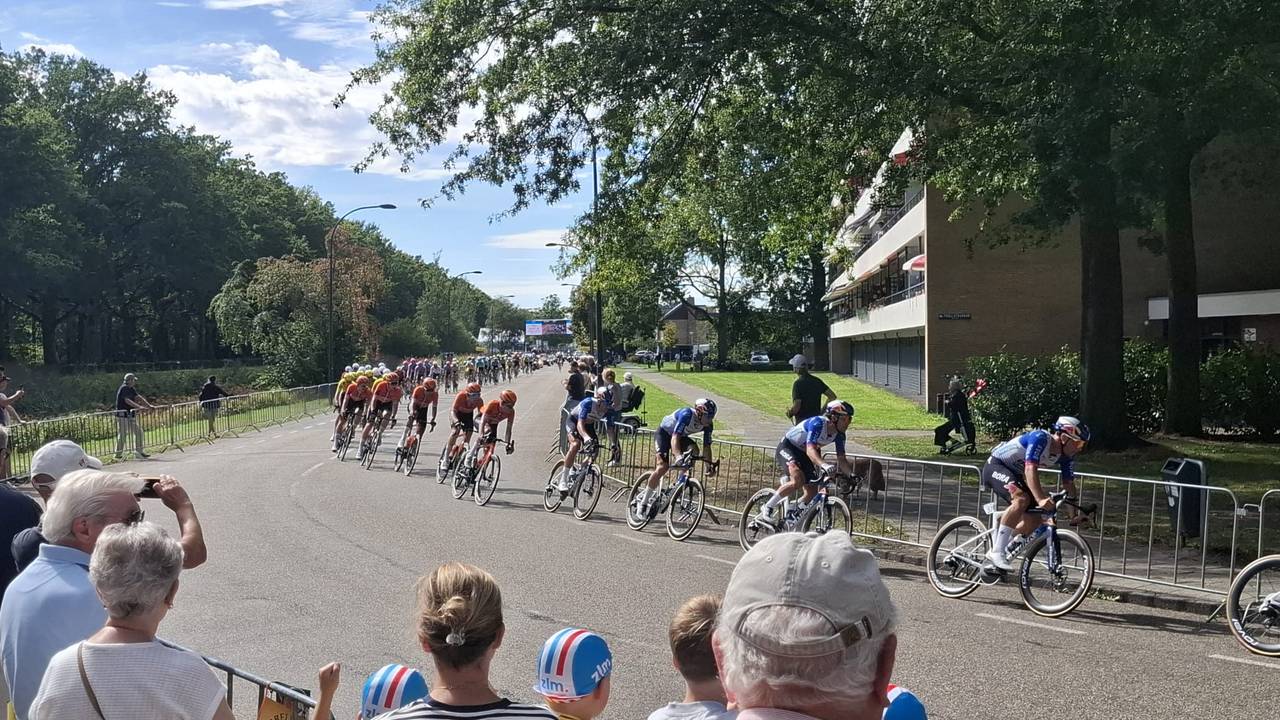 Het peloton van de ZLM Tour door de straten van Waalwijk (foto: Leon Voskamp).