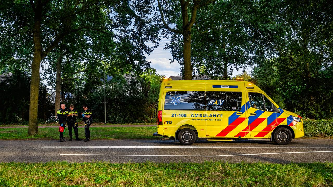 Automobilist bewusteloos in auto gevonden na botsing met boom in Oss