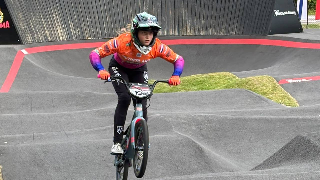 BMX'er Loes Henny op de pumptrack.