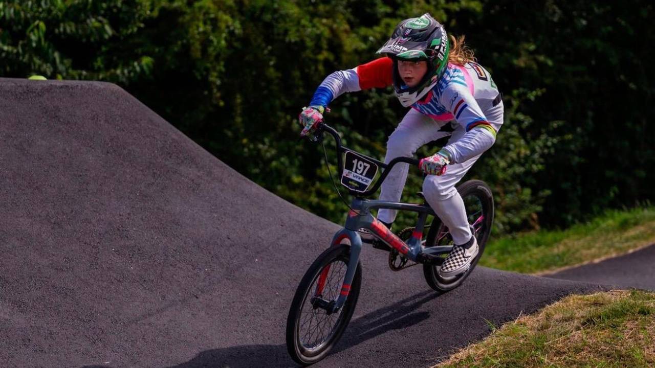 Loes Henny is wereldkampioen op de pumptrack.