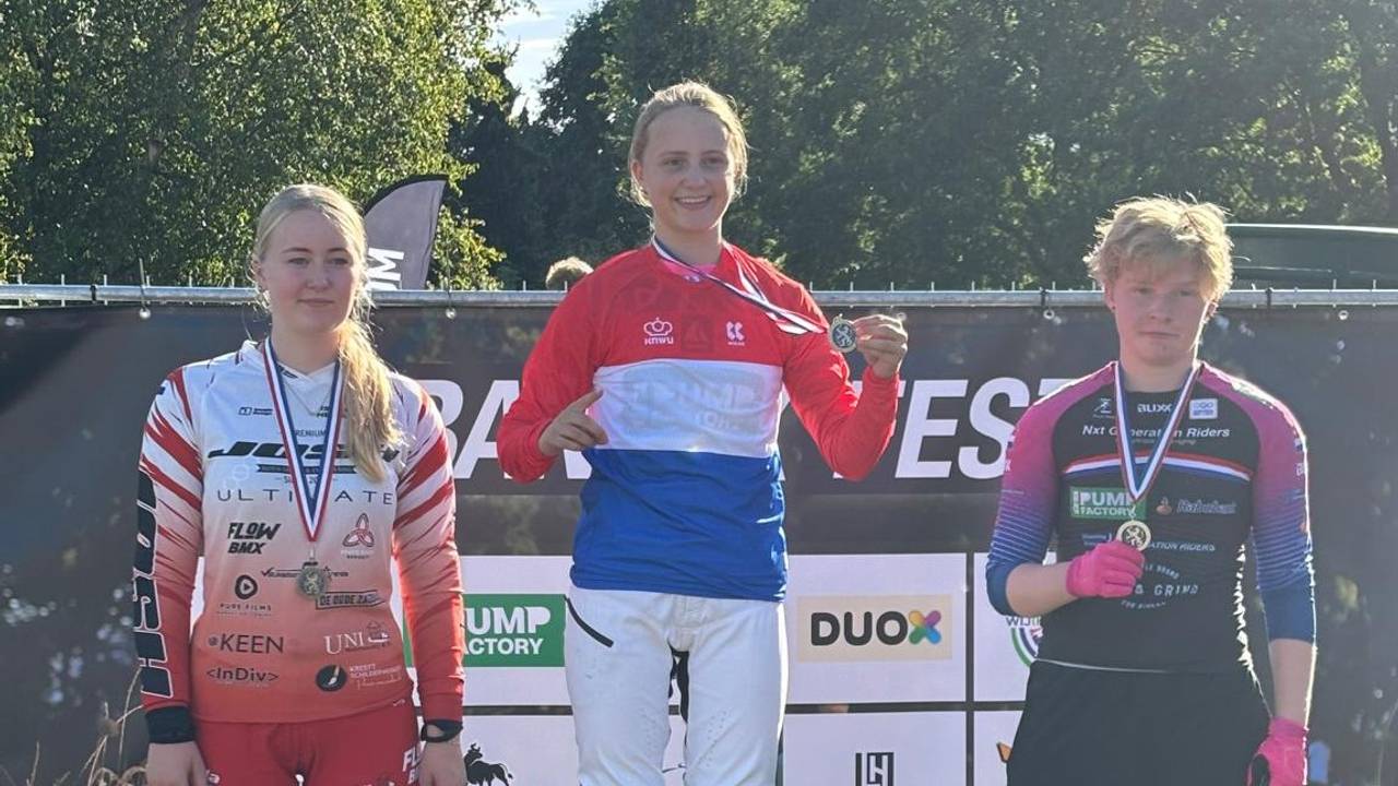 Het podium bij het NK pumptrack, met de winst voor Loes Henny.