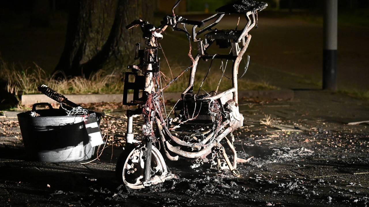 Ook van de scooter is niks meer over (foto:  Perry Roovers / Persbureau Heitink).