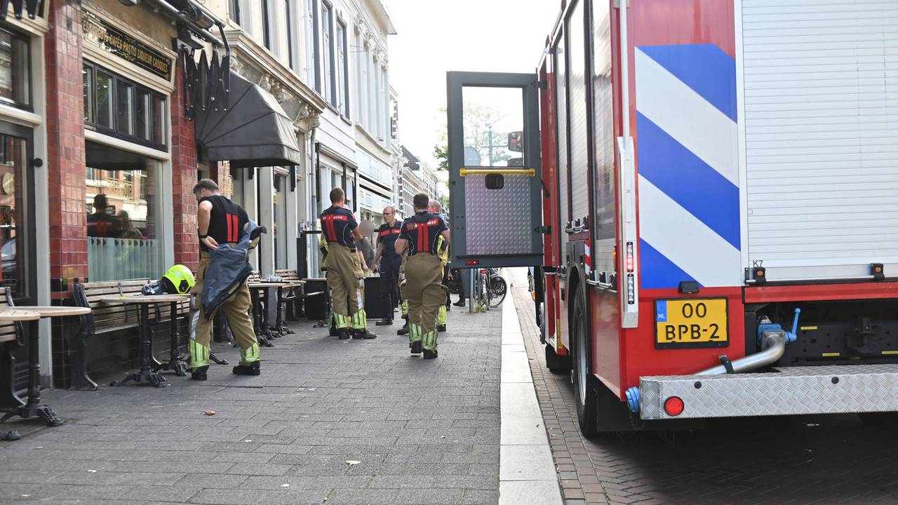 De brandweer heeft het café uit voorzorg geventileerd. (Foto: Perry Roovers / Persbureau Heitink.)