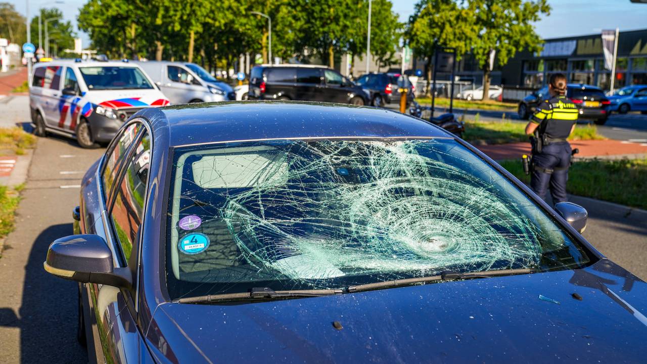 Fietser zwaargewond bij botsing met auto in Veldhoven (foto: Dave Hendriks/Persbureau Heitink).